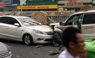 霸道和国产车撞车视频,惊心动魄的撞车瞬间